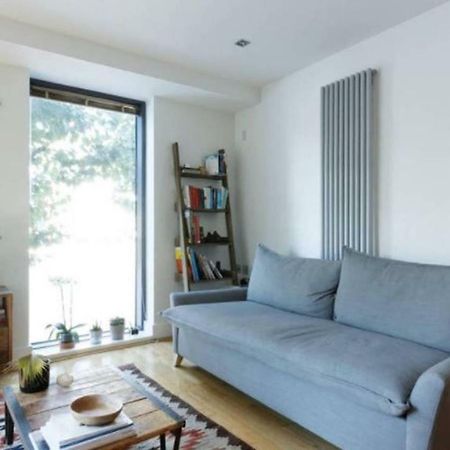 Peaceful Modern 2 Bedroom Flat With Water Views Лондон Экстерьер фото