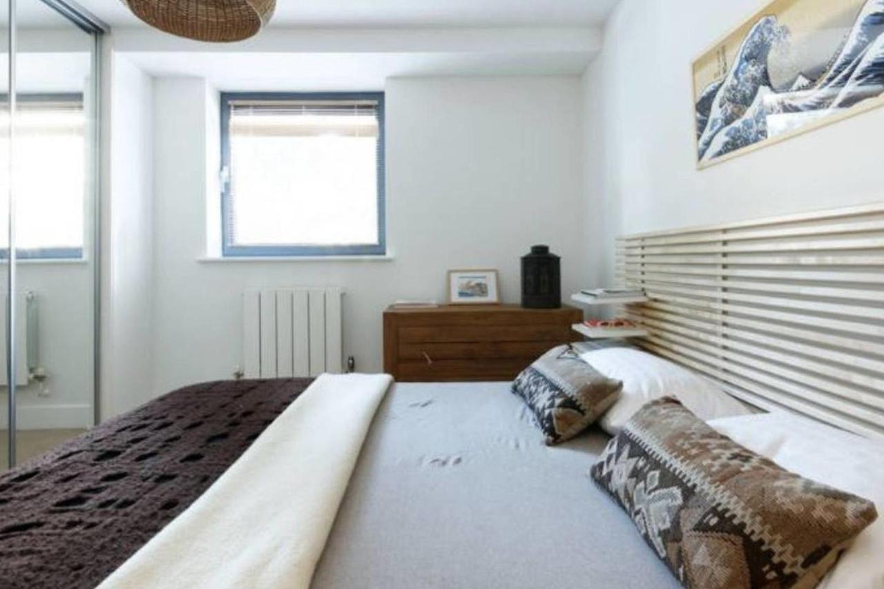 Peaceful Modern 2 Bedroom Flat With Water Views Лондон Экстерьер фото