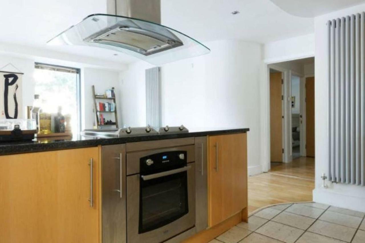 Peaceful Modern 2 Bedroom Flat With Water Views Лондон Экстерьер фото