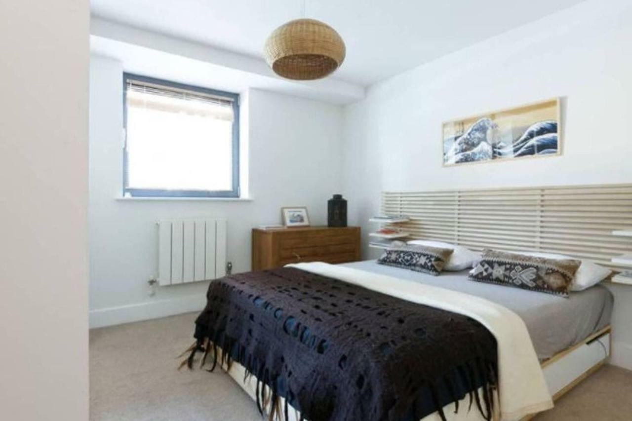 Peaceful Modern 2 Bedroom Flat With Water Views Лондон Экстерьер фото